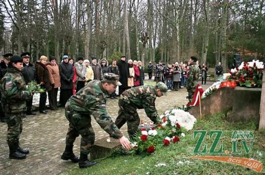 89.gadadienā kopš Jelgavas atbrīvošanas no Bermonta karaspēka Meža kapos pie pieminekļa brīvības cīnītājiem ziedus nolika vairāki desmiti cilvēku.
Autors: Agris Samcovs. 