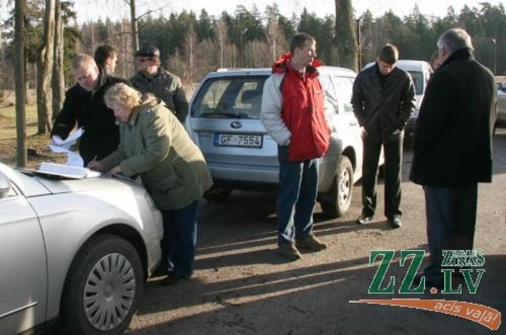 Pieņemšanas – nodošanas aktu paraksta projekta vadītāja Izolda Liepa. 
Autors: Inga Karlinska.