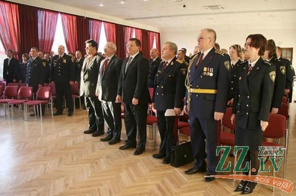 Pasākuma dalībnieki dzied Latvijas himnu.
Autors: Inga Karlinska.