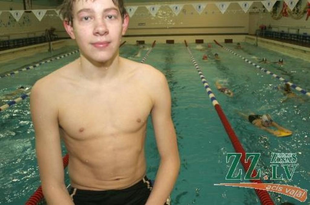 Zelta medaļu Latvijas jaunatnes meistarsacīkstēs peldēšanā izcīnīja Artjoms Ščerbakovs.
Autors: Agris Samcovs.