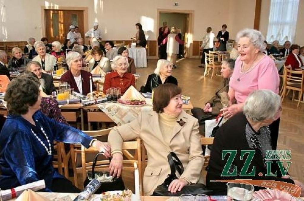 Pensionētajiem skolotājiem viegli neklājas, taču atkalredzēšanās prieks skumjo ikdienu atbīda tālākā plānā.
Autors: Agris Samcovs.