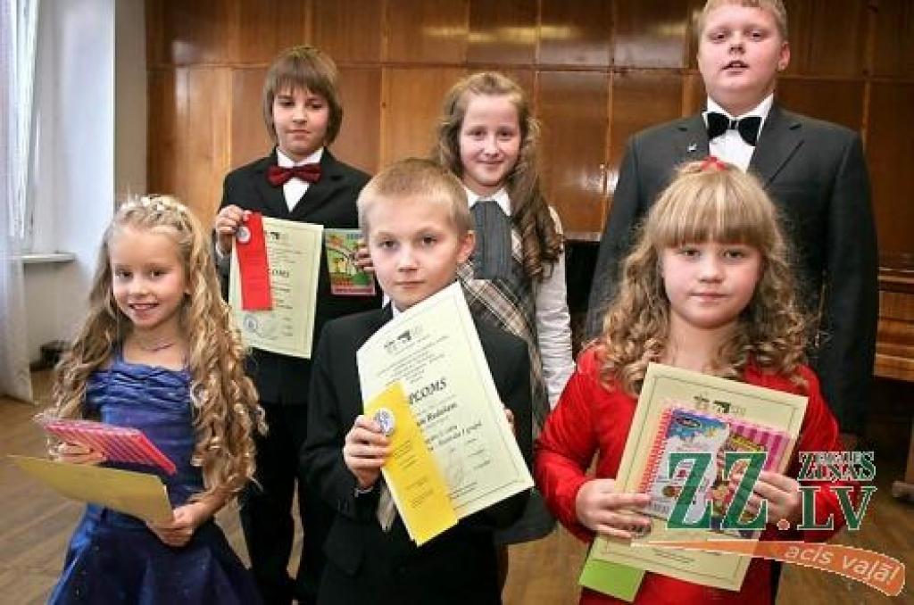 Abu jaunāko vecuma grupu uzvarētāji - Vitnija Rožāne, Pauls Rudašs, Liāna Muižniece, Kārlis Jansons, Krista Dārziņa un Dagnis Roziņš.
Autors: Agris Samcovs.
