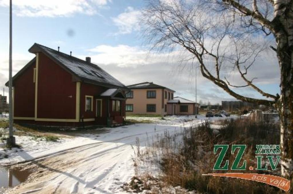 Vismaz pagaidām Majoru ģimene savā īpašumā var justies salīdzinoši droši, jo arī ģenerālprokurors norādījis, ka konkrēto «Jelgavas tiesas lēmumu nevar atzīt par likumīgu un pamatotu»...
Autors: Agris Samcovs. 