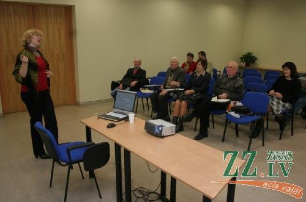 Tiesībsarga biroja Konsultatīvās daļas rīkotajā seminārā Jelgavas iedzīvotājiem juriskonsulte Gita Miruškina līdz ar citiem cilvēktiesību jautājumiem uzsvēra, ka pašvaldības bieži vien, izdodot saistošos noteikumus, mēģina ierobežot privātpersonu tiesības uz sava īpašuma neaizskaramību. 
Autors: Agris Samcovs.