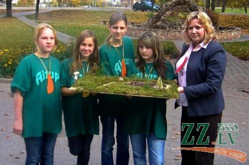Konkursā «Lauki – manas mājas» ar projektu par dabas taku, uzvaru izcīnīja Aizupes pamatskolas 7.klases audzēknes un viņu skolotāja Aļona Nazarova. 
Autors: No JZK arhīva. 
