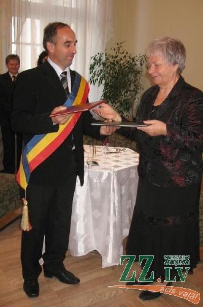 Ar parakstītajiem līguma dokumentiem apmainās Jaunsvirlaukas pagasta padomes priekšsēdētāja Inta Savicka un Mihaešti pašvaldības vadītājs George Matejs (Gheorghe Matei). 
Autors: No Jelgavas rajona padomes arhīva.