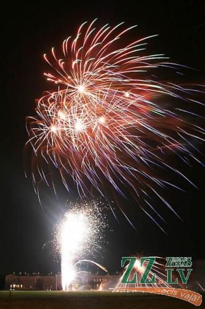 Svētku salūts par godu Latvijas 90.jubilejai.
Autors: Agris Samcovs. 