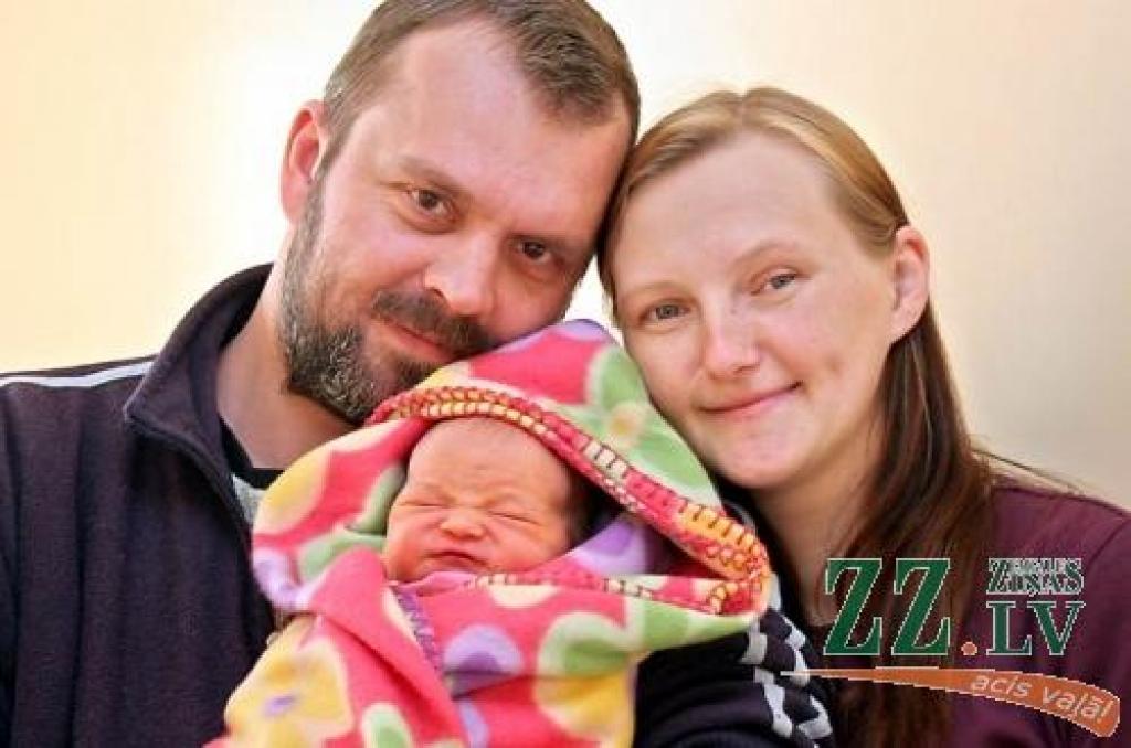 Kristīne un Edgars Zikmaņi ar meitiņu Rutu.
Autors: Agris Samcovs. 