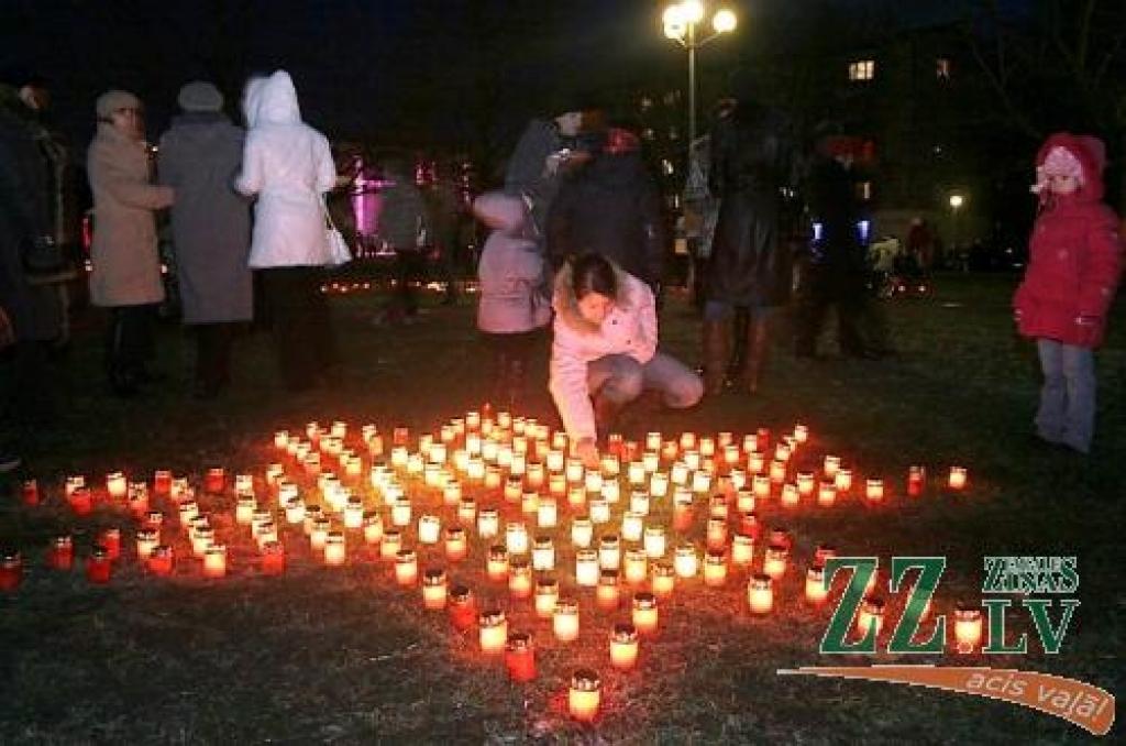 Hercoga Jēkaba laukumā Jelgavas skolu jaunatne veidoja svecīšu kompozīcijas par godu valsts jubilejai.
Autors: Agris Samcovs.