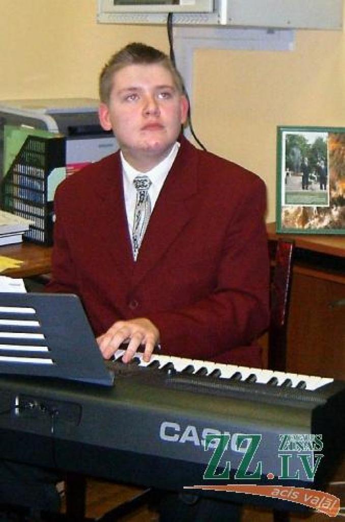 Dāvis Beitlers ne vien sacer dziesmas, bet arī vāc materiālus par pagastā dzīvojušām dzimtām un vēstures notikumiem.
Autors: Gaitis Grūtups.