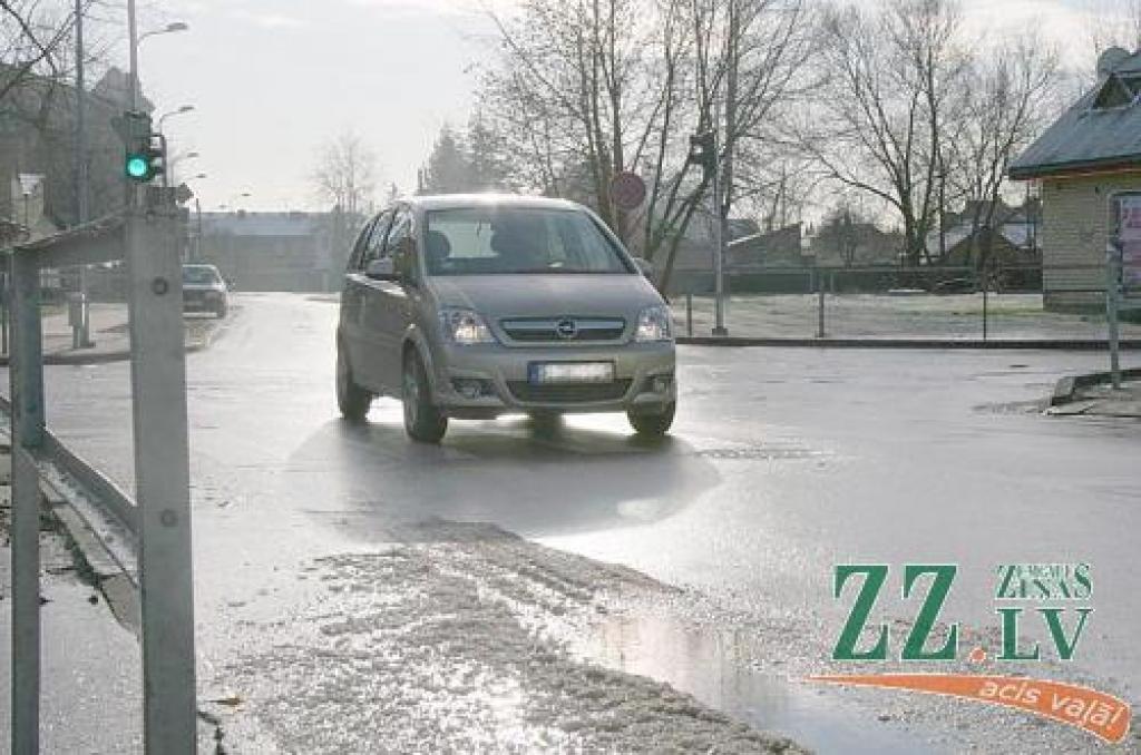 Otrdienas rītā pilsētas ielas bija apmierinošā stāvoklī.
Autors: Inga Karlinska.