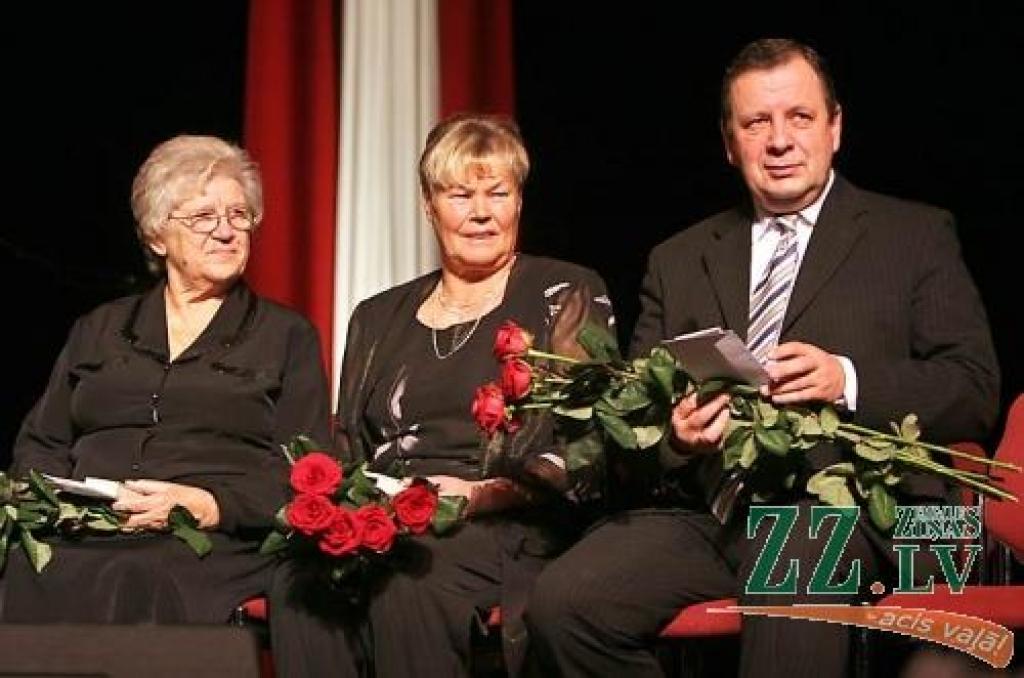 Goda zīmi pieņemšanā saņēma pensionāre Aina Labanovska, Jelgavas Bērnu un jaunatnes sporta skolas trenere Maija Ukstiņa, kā arī bijušais pilsētas domes priekšsēdētājs Jānis Bunkšs. 
Autors: Agris Samcovs. 