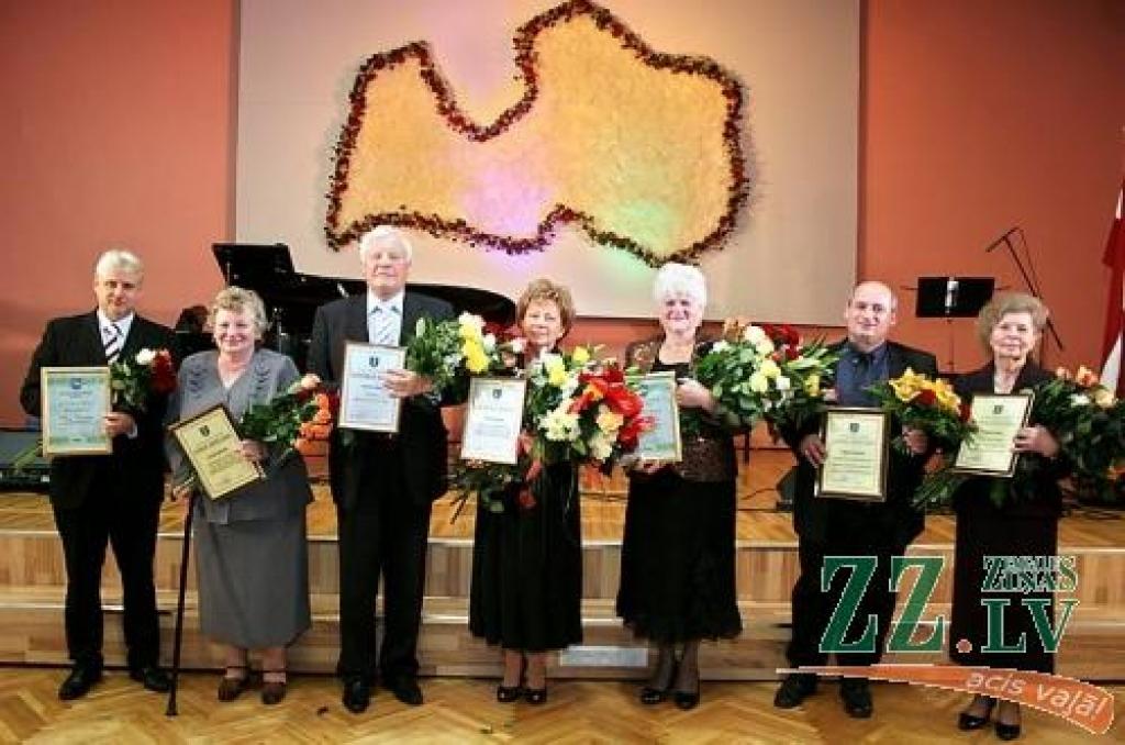 Jelgavas rajona padomes pieņemšanā apbalvojumus saņēma - SIA «Laflora» valdes priekšsēdētājs Uldis Ameriks, Teteles pamatskolas direktora vietniece izglītības jomā Sarmīte Majevska, SIA «UNISAN» valdes loceklis Imants Šneps, rajona padomes Kultūras un interešu izglītības centra direktore Dzintra Zimaiša, rajona Sociālās aprūpes centra direktore Astrīda Kroģere, rajona Sporta centra treneris un Kalnciema pilsētas sporta dzīves organizators Tengizs Papaskiri un rajona padomes galvenā speciāliste sociālajos jautājumos Broņislava Pipere.
Autors: Agris Samcovs. 