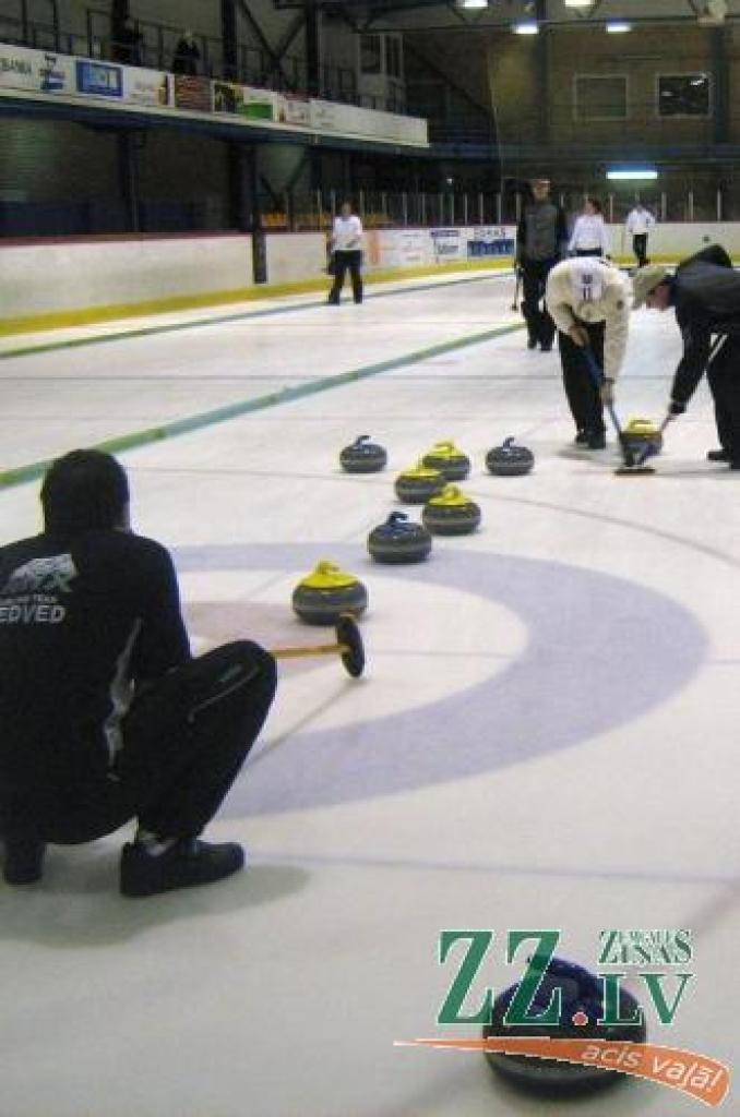 Izšķirošais mačs – maskaviešu «Medved» sīvā cīņā tomēr spiests piekāpties rīdzinieku komandai «Redmars», kas iegūst kausu. Maskaviešus šis zaudējums atsviež uz septīto vietu.
Autors: Maija Laizāne.