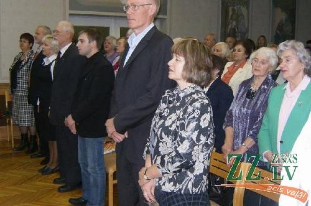 Kopīgi vienojoties dziesmā «Nevis slinkojot un pūstot» - priekšplānā Anna Žīgure un Juka Rislaki.
Autors: Gaitis Grūtups.