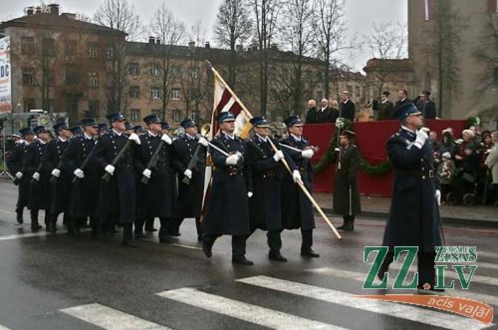 Parādē soļo Gaisa spēku karavīri.
Autors: Agris Samcovs. 