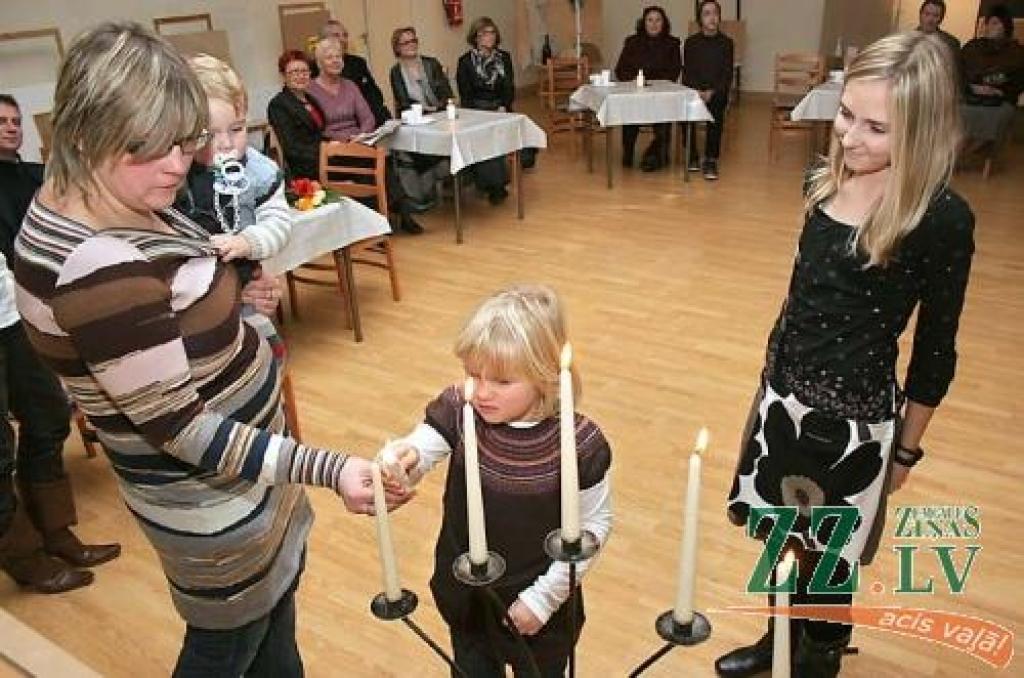 Mākslinieka Visvalža Garokalna bērni un mazbērni aizdedz sveces.
Autors: Agris Samcovs. 