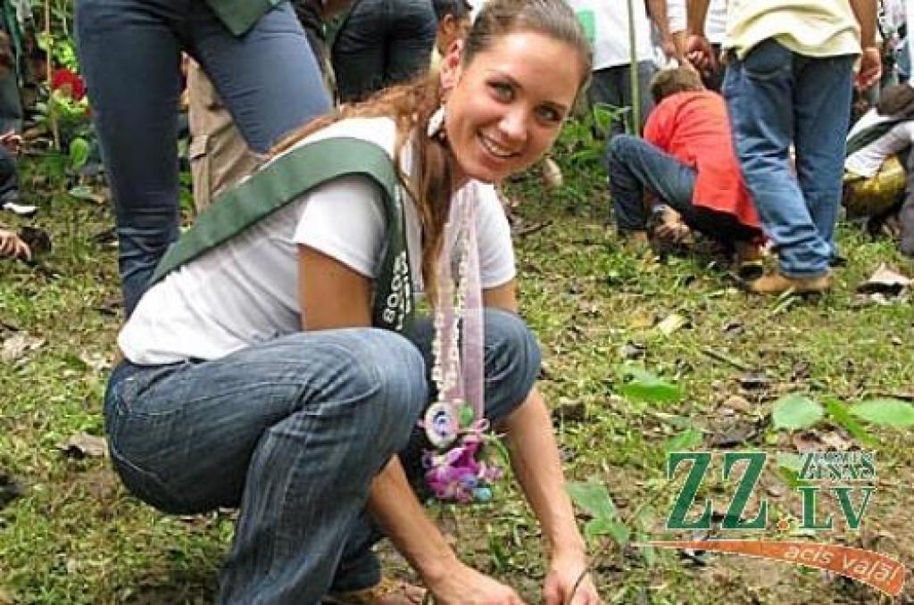 Starp citiem darbiem konkursantēm bija jāizmēģina prasmes arī koku stādīšanā.
Autors: No Anitas Baltrūnas personīgā albuma.