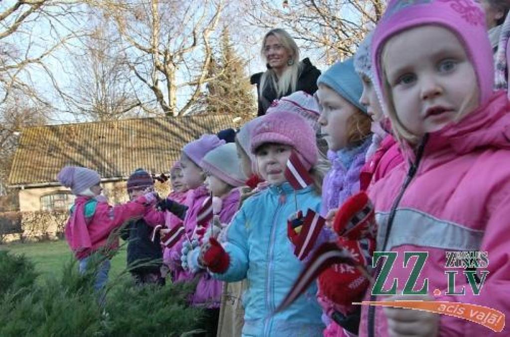 Pirmsskolas izglītības iestādes «Vārpiņa» pasākums par godu gaidāmajai Latvijas jubilejai.
Autors: Krišjānis Grantiņš.