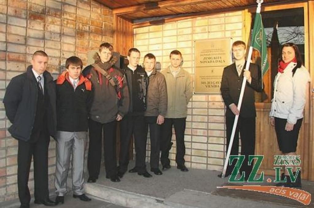 Astoņi apbalvojamie no Jelgavas un rajona pirms došanās uz Rīgu, kur Valsts prezidents Valdis Zatlers viņiem pasniegs Jaunsardzes augstāko apbalvojumu – Atzinības zīmi. 
Autors: Inga Karlinska.