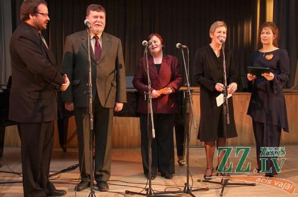 Studentu dienu iedzied balsis no universitātes vadības vidus - LLU mācību prorektors Arnis Mugurēvičs, Lauksaimniecības fakultātes dekāne Daina Kairiša, kora «Liepa» diriģente Inta Zakenfelde, TDA «Kalve» vadītāja Gunta Skuja un «Ozola» diriģents Guntis Galiņš. 
Autors: Krišjānis Grantiņš.