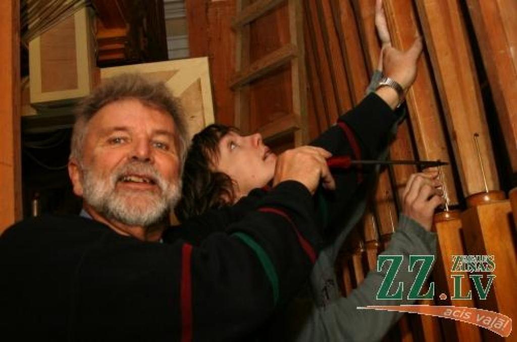 Sv.Annas katedrāles ērģeļu skaņošanu pirms svētkiem uzņēmies holandietis ērģeļu būvnieks Pīters van den Aheks (priekšplānā). Viņam palīdz ģimenes draugs Mikus Skrebelis, kurš pirmo reizi tik cieši saskāries ar šo majestātisko mūzikas instrumentu.
Autors: Agris Samcovs. 