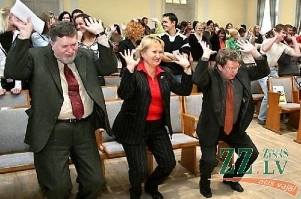 Aktiermeistarībā tiek iekustināti ne tikai nākamie studenti, bet arī LLU administrācijas pārstāvji...
Autors: Agris Samcovs. 