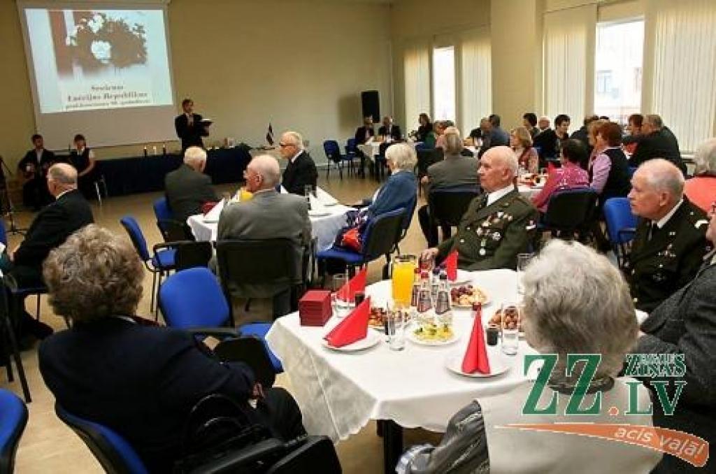 Jelgavas novada politiski represēto apvienības «Staburadze» dalībnieki pulcējušies valsts svētkiem veltītajā pasākumā reģionālajā PIC. 
Autors: Agris Samcovs. 