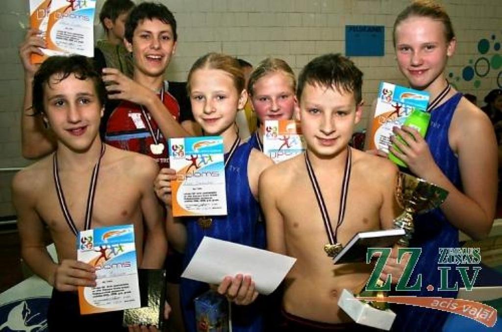 Visveiksmīgākie peldēšanas stafetēs šoreiz bija 4.pamatskolas peldētāji.
Autors: Agris Samcovs. 