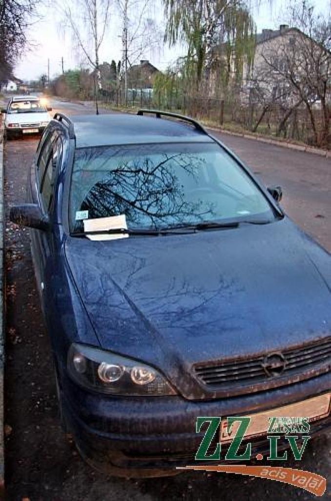 Divu automašīnu īpašnieki izpelnījušies «plāksterus», lai arī, no pretējās puses braucot, aizlieguma zīmju nav...
Autors: Krišjānis Grantiņš.