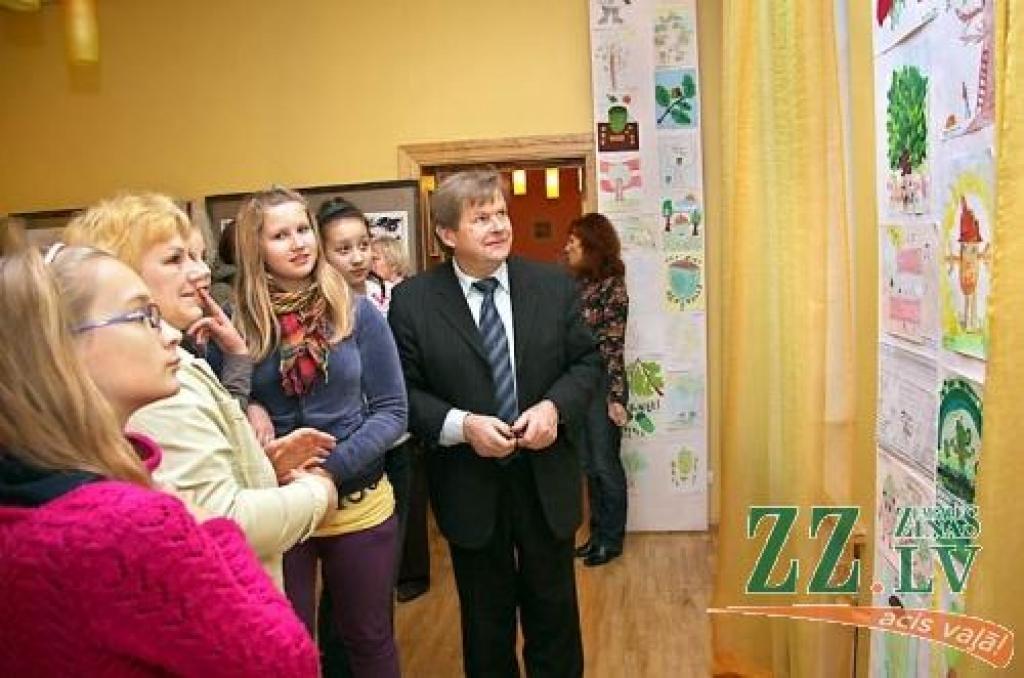 Konkursa «Ozolniekos - ozolu spēks» darbi izlikti apskatīšanai Ozolnieku tautas namā.
Autors: Krišjānis Grantiņš.