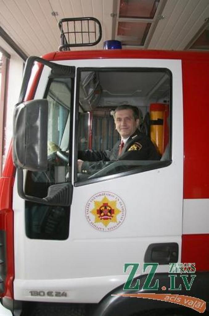 Igors Tornis ugunsdzēsējos strādā jau vairāk nekā ceturtdaļgadsimtu un šajā laikā palīdzējis apdzēst ne vienu vien ugunsgrēku.
Autors: Inga Karlinska.