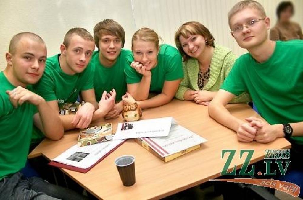 Angļu valodas konkursā, kurā tika popularizēts Lielbritānijas padomes Latvijā īstenotā projekta aicinājums aizdomāties, kādai būt skolai nākotnē, vispārliecinošākā savās fantāzijās izrādījās Jelgavas Spīdolas ģimnāzijas komanda.
Autors: Agris Samcovs.