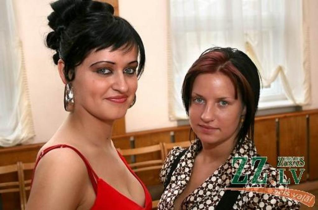 Jelgavniece Sandra Krastiņa ar modeli Jeļenu Jankovsku parādē ieguva visaugstāko novērtējumu.
Autors: Agris Samcovs.