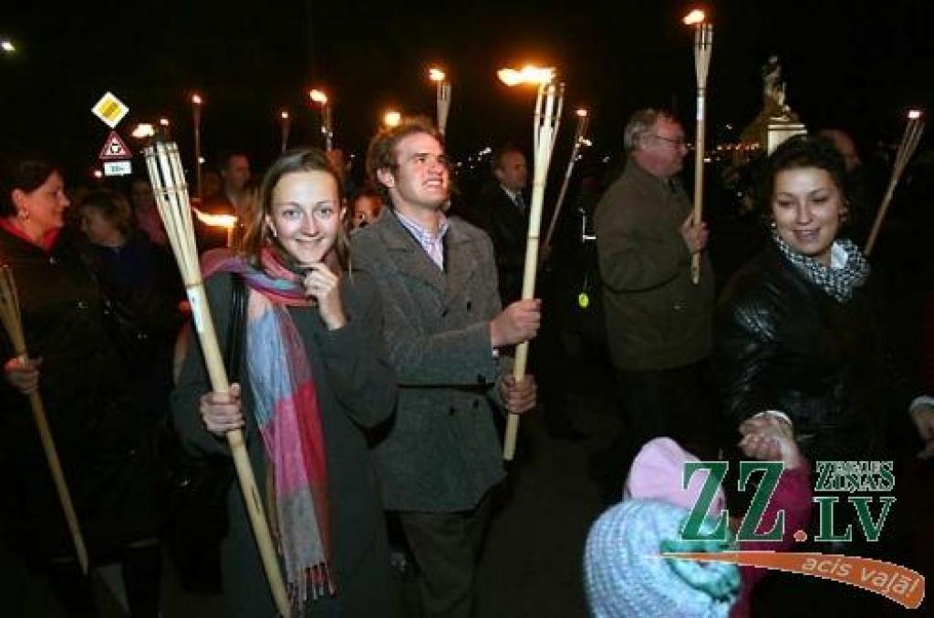 Lāpu gājiens Jelgavā Lāčplēša dienas vakarā.
Autors: Agris Samcovs.