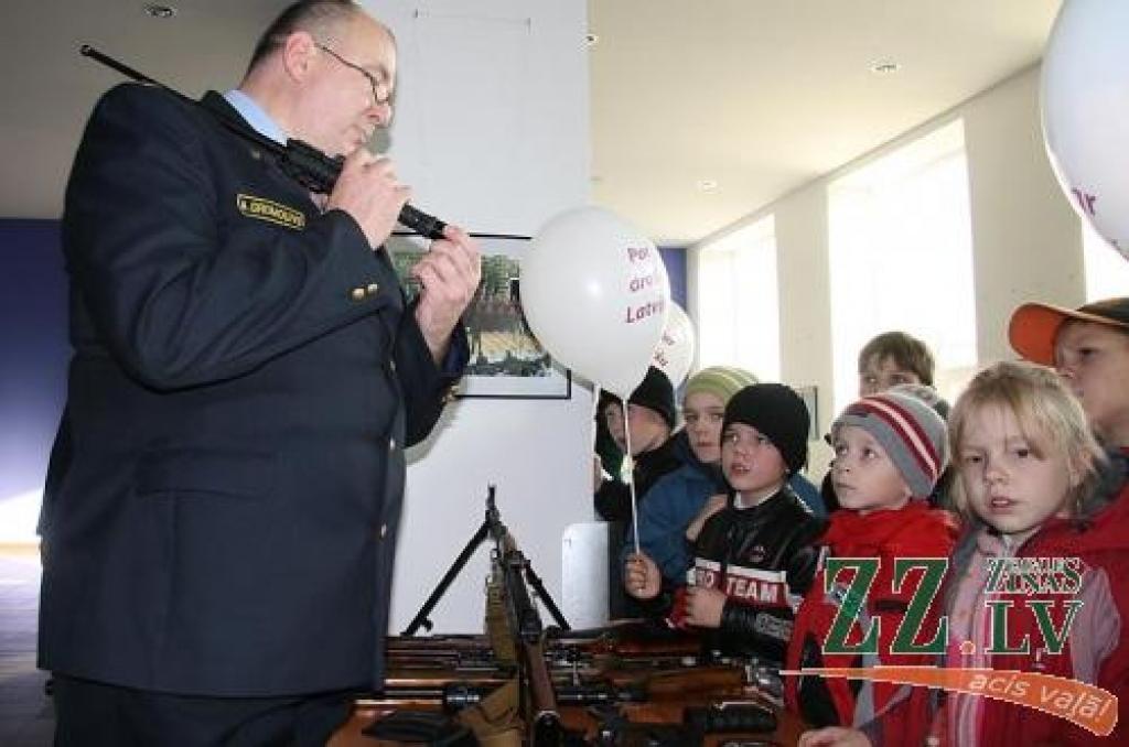 Jelgavas Kārtības policijas biroja 2.nodaļas priekšnieks Andris Gromoļevs demonstrē policijas aprīkojumā esošo bruņojumu.
Autors: Inga Karlinska.