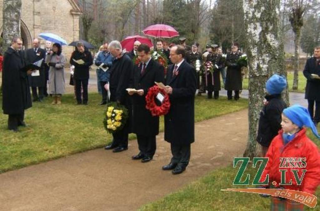 «Dusiet saldi! Dievs ar jums!» atkātojas lūgšana pie britu karavīru kopiņām Meža kapos. Pirmais no labās – Lielbritānijas vēstnieks Latvijā Ričards Mūns, ASV vēstnieks Čārlzs Larsons un Austrālijas vēstnieks Skots Heteringtons.
Autors: Gaitis Grūtups.