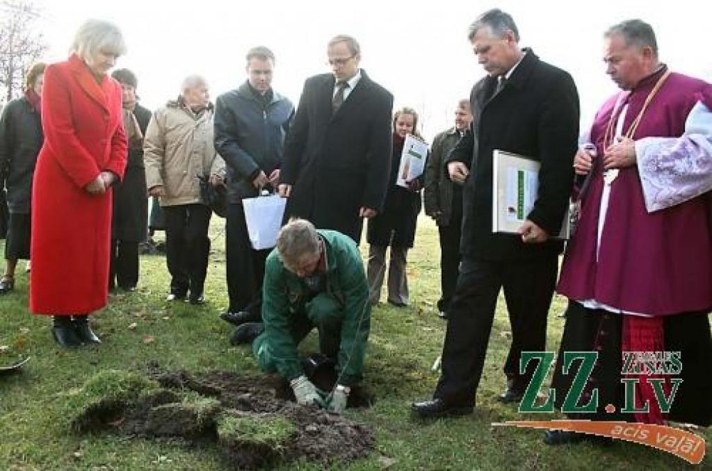 Polijas kultūras dienu ietvaros Svētbirzē tika iestādīti pieci ozoli.
Autors: Agris Samcovs.