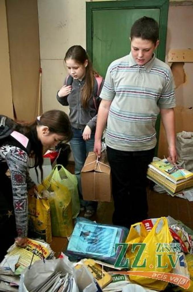 Jelgavas 4.pamatskolas skolēni akcijā iesaistījušies ļoti aktīvi - piektdienas rītā pagrabstāva telpa piepildījās ar lielākiem un mazākiem saiņiem.
Autors: Agris Samcovs.