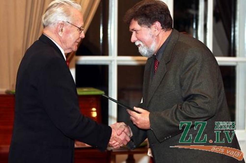 LLU mācību prorektors Arnis Mugurēvičs emeritētajam zinātniekam Arturam Mārtiņam Priedītim pasniedza «Vecauces» saimniecības dibinātāja Jāņa Berga piemiņas balvu.
Autors: Krišjānis Grantiņš.