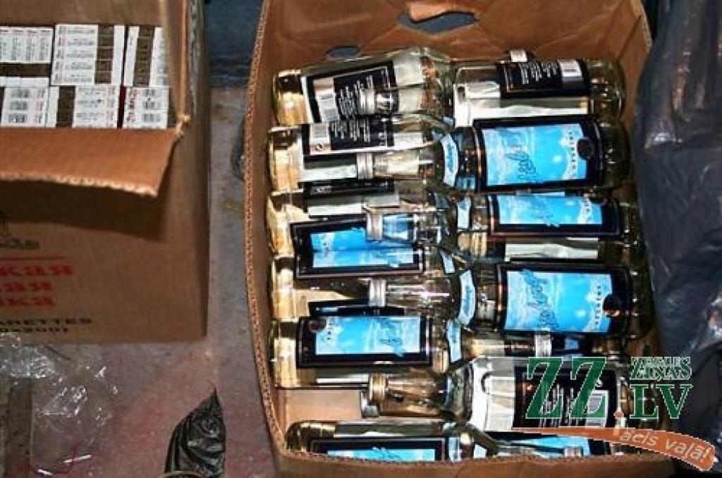 Policija Jelgavā atklājusi ievērojamu daudzumu nelegālā alkohola un cigarešu.
Autors: No policijas arhīva.