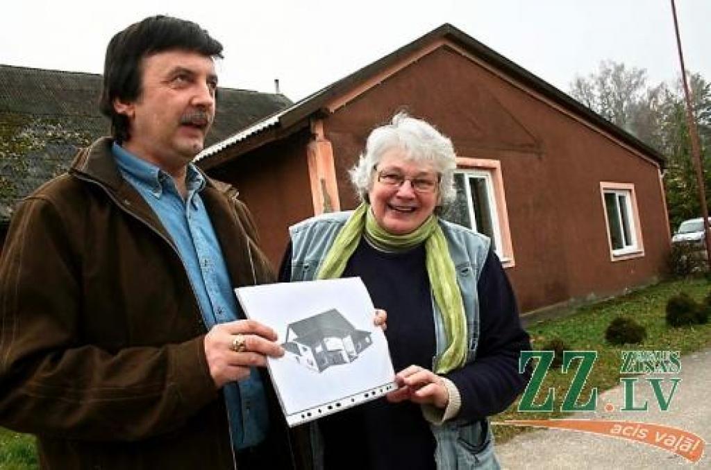 Pagasta padomes priekšsēdētājs Jānis Verenieks un tautas nama vadītāja Gitija Šuķe priecājas, ka jau ap Lieldienām Vilces tautas nams būs atkal gatavs ballēm un izrādēm.   
Autors: Agris Samcovs. 