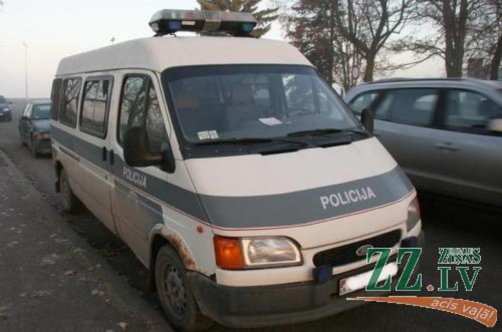 Uz Lielupes tilta nelielā negadījumā iekļuva BMW, un tā vadītājs situāciju raksturoja kodolīgi: «Ielas bija slidenas, bet tilts - vispār ārprāts.»
Autors: Inga Karlinska.