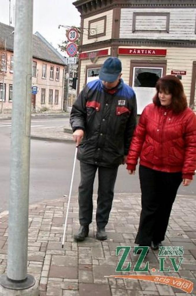 Pelēcīgie stabi vājredzīgiem cilvēkiem ir grūti pamanāmi, taču nākotnē tos iecerēts padarīt vieglāk saskatāmus. 
Autors: No «Ziņu» arhīva.