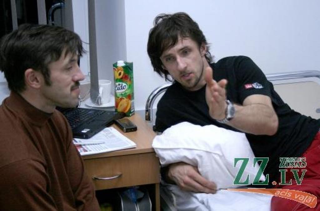 Piedzīvojumus «Desert Challenge» trasē Apvienotajos Arābu Emirātos brāļi pirmo reizi tā kārtīgi varēja pārrunāt tikai Rīgā...
Autors: Agris Samcovs. 