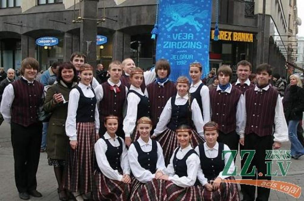 Alda Skrastiņa ar daļu savu audzēkņu Rīgā, rekordgarajā Gatves dejā...
Autors: No «Ziņu» arhīva.