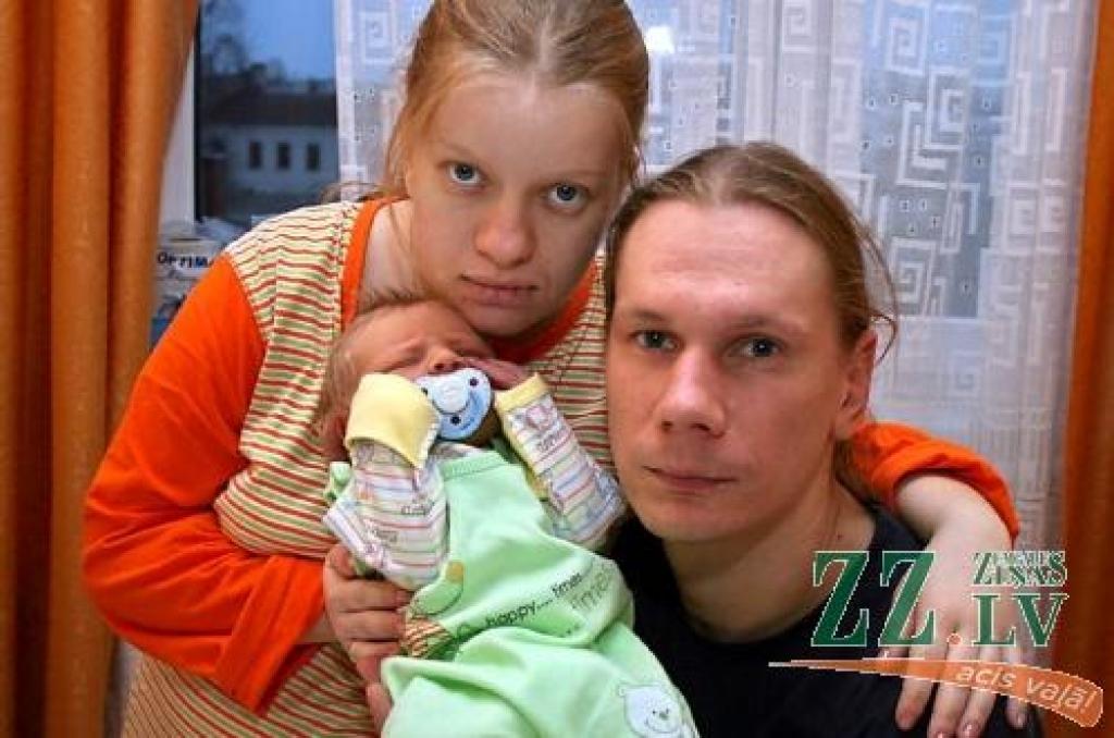 Laimdota Šmēdiņa un Ivars Nastevičs ar dēlu Krišjāni Egonu.
Autors: Agris Samcovs. 