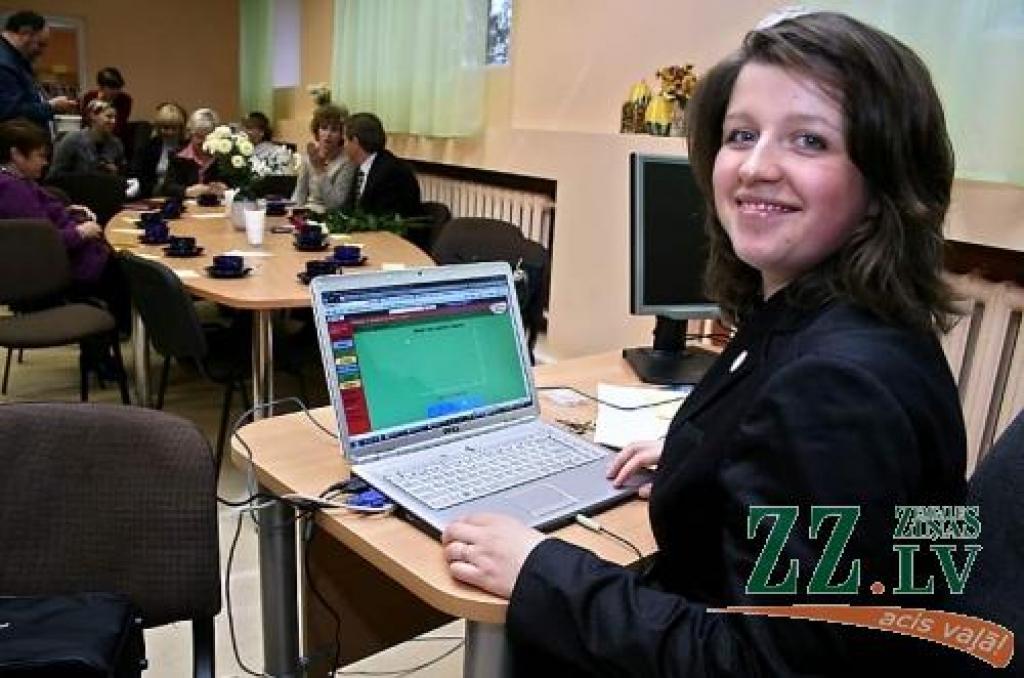 Angļu valodas skolotāja Edīte Millere interaktīvajā nodarbībā ieskicēja, kā katrs skolotājs internetu varētu izmantot sava priekšmeta mācīšanā, minot piemērus no sava un citu «Iespējamās misijas» kolēģu darba. 
Autors: Agris Samcovs. 