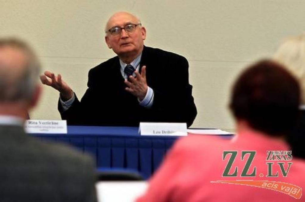 Spilgts salīdzinājumos diskusijas gaitā par sabiedrības integrācijas jautājumiem bija pazīstamais vēsturnieks un pētnieks Leo Dribins. Piemēram, viņš uzsvēra, ka galēji labējais Austrijas politiķis, nesen bojā gājušais Jorgs Haiders panācis, ka vietējās pašvaldībās darba valoda var būt arī ne tikai vācu.
Autors: Agris Samcovs.