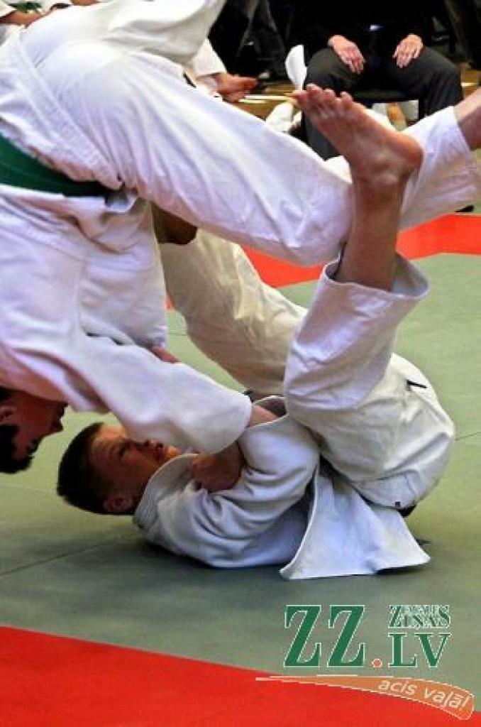 Savu pretinieku pārmet uzvarētājs svara kategorijā līdz 73 kg - Andrejs Rebrovs.
Autors: Krišjānis Grantiņš.